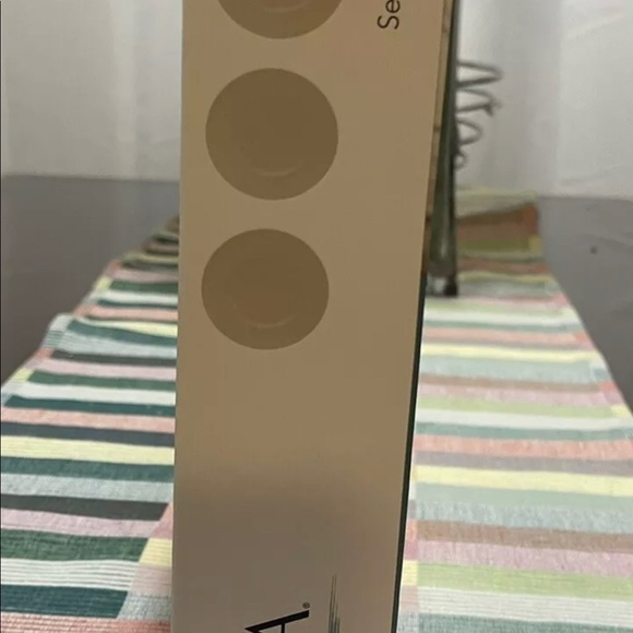 New In Box Mikasa Trellis Bone China White Dinner Plates, Set of 4 - Picture 4 of 7